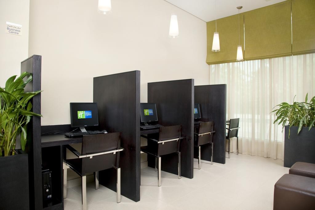 Holiday Inn Express Safa Park 2*