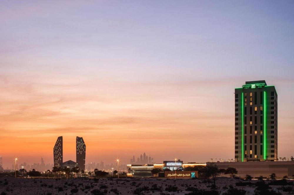 Holiday Inn And Suites Dubai Science Park 4*