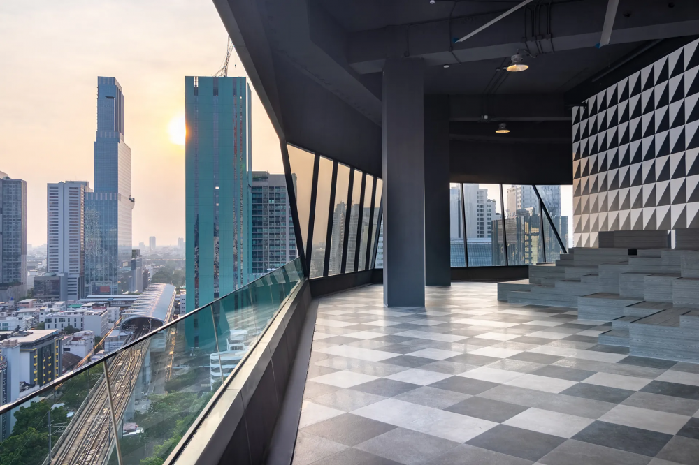 Queensland Hotel Bangkok 4*