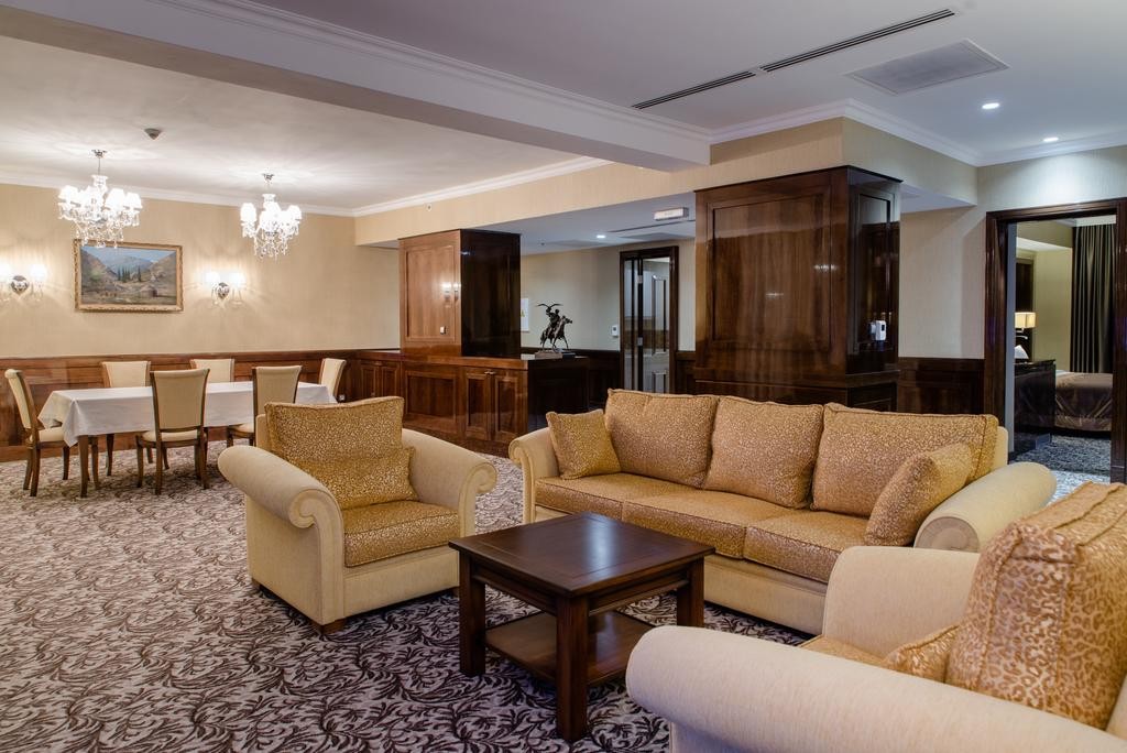 Holiday Inn Aktau 4*