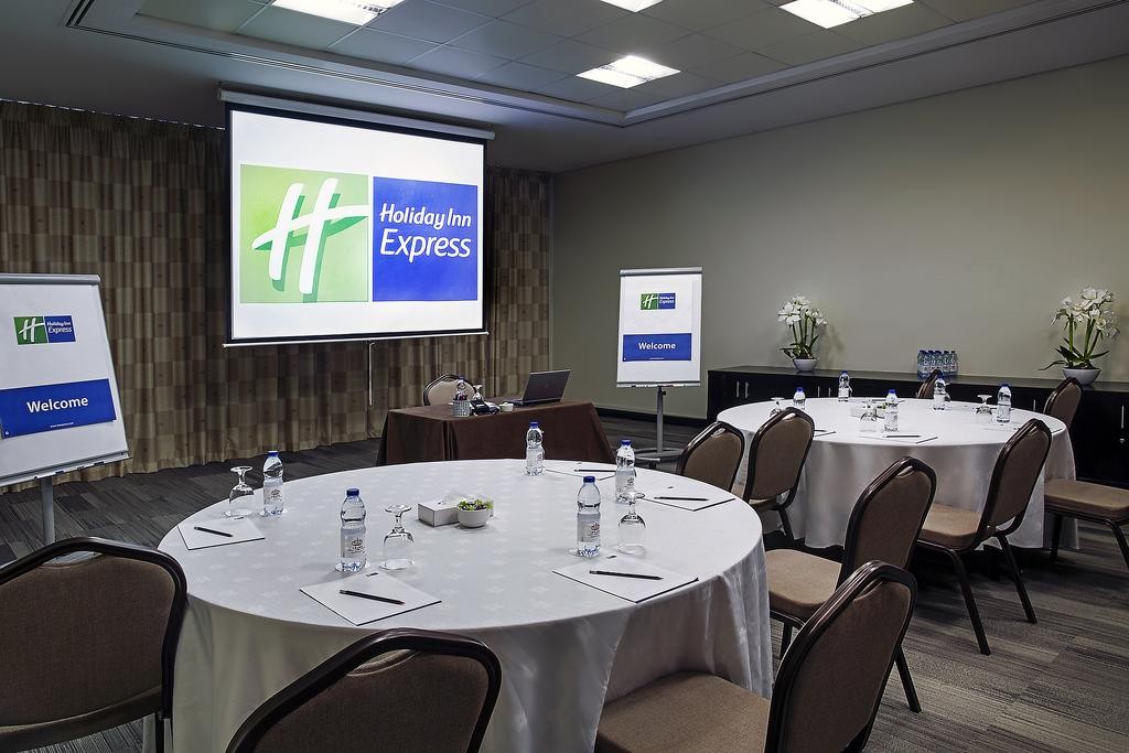 Holiday Inn Express Internet City 2*