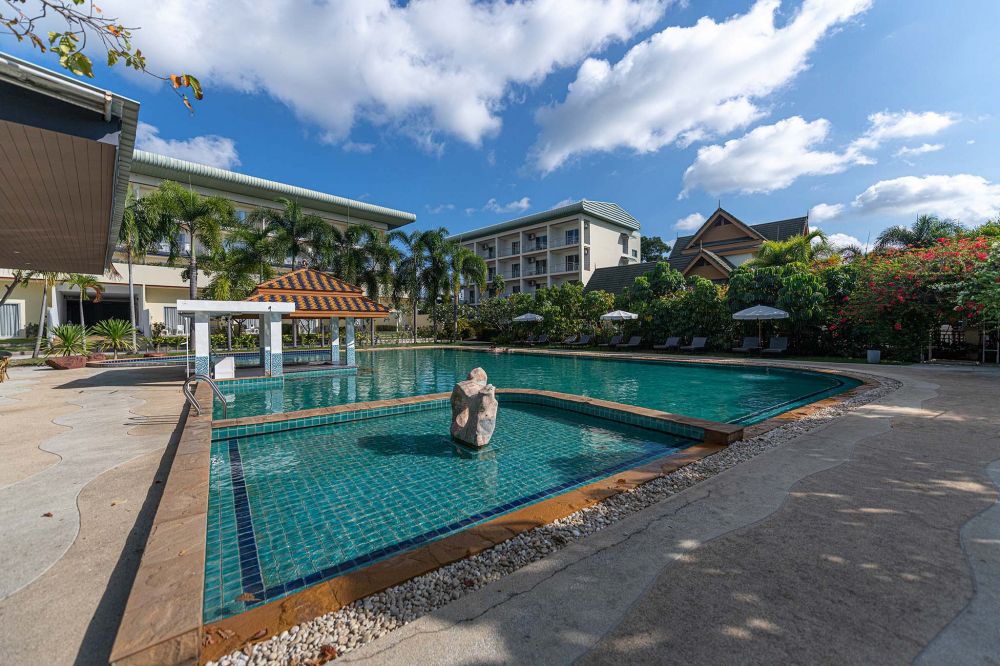 Blue Beach Grand Resort And Spa (ex. Chalong Beach Hotel & Spa) 4*