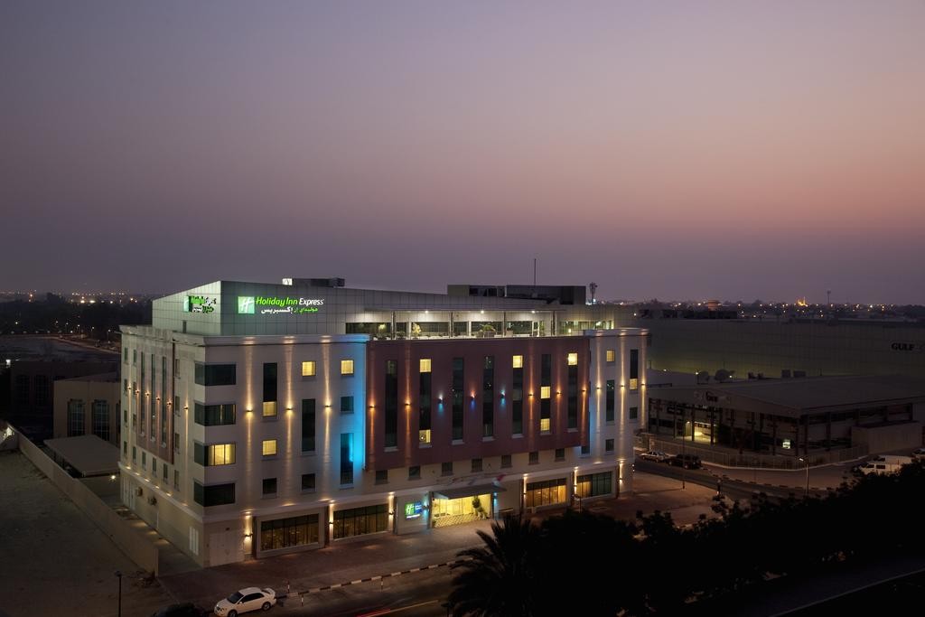 Holiday Inn Express Safa Park 2*