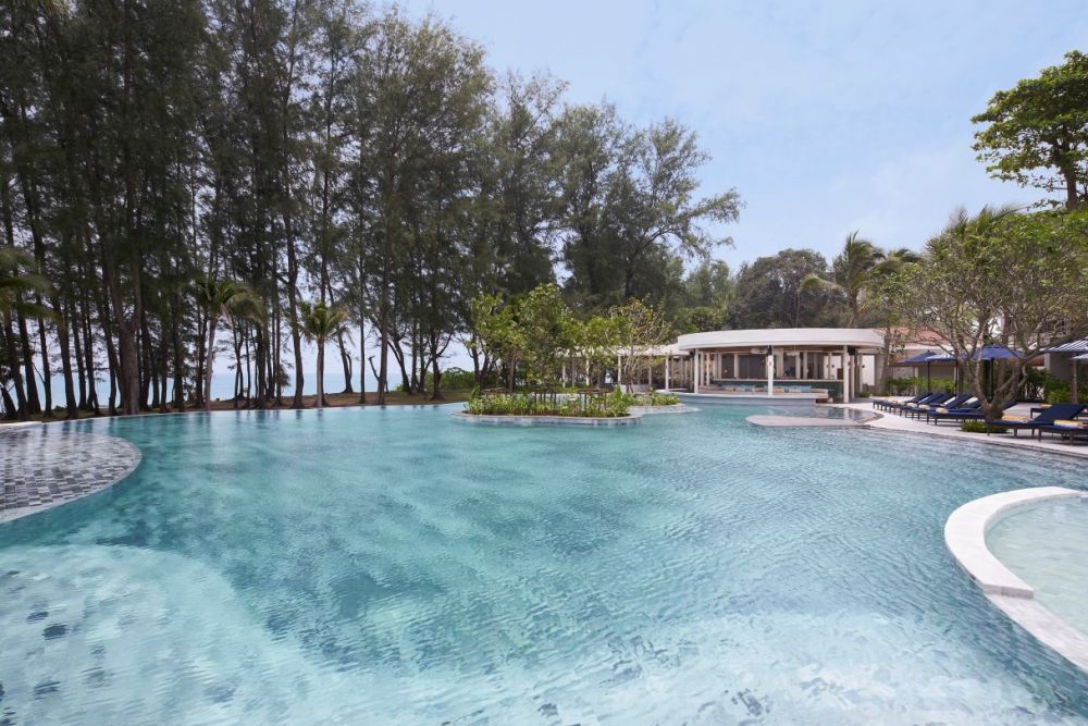 Le Meridien Phuket Mai Khao Beach Resort 4+