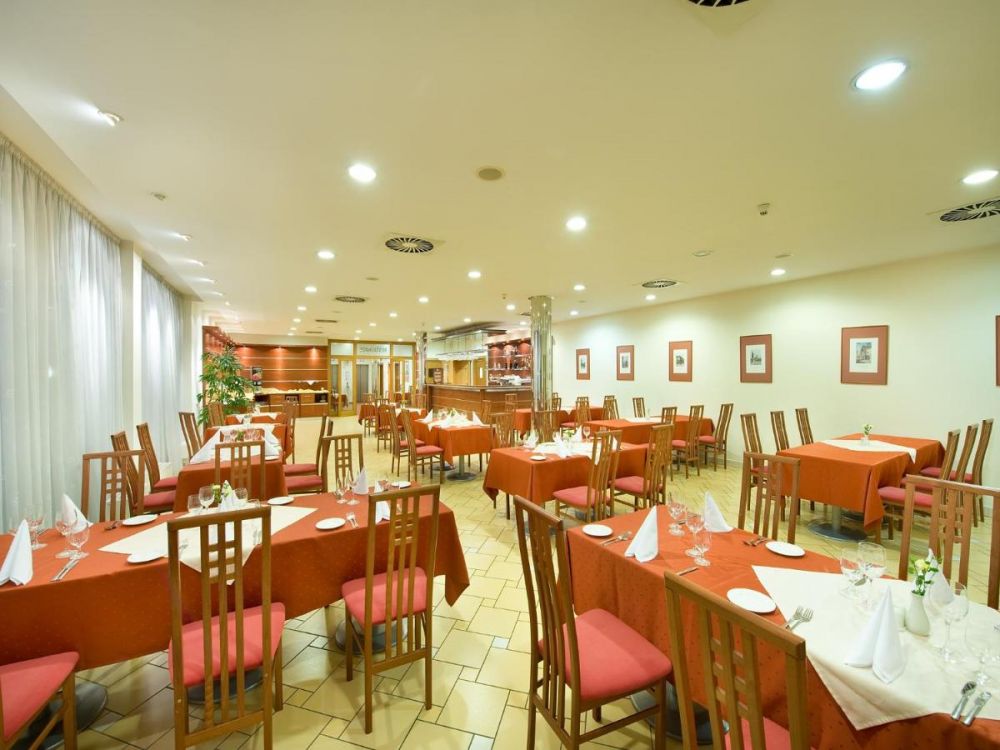 Ramada Airport Prague 4*