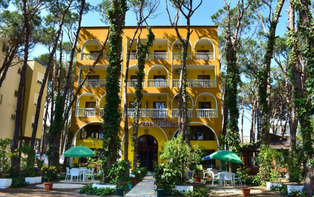 Mali i Robit Hotel & Camping 3*