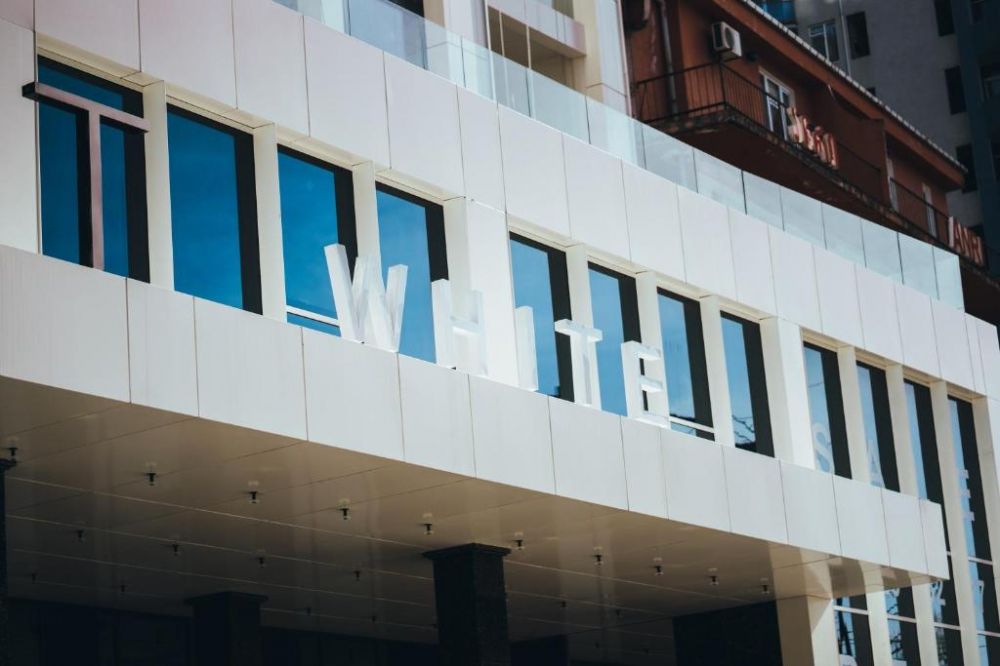 Next White Aparthotel 