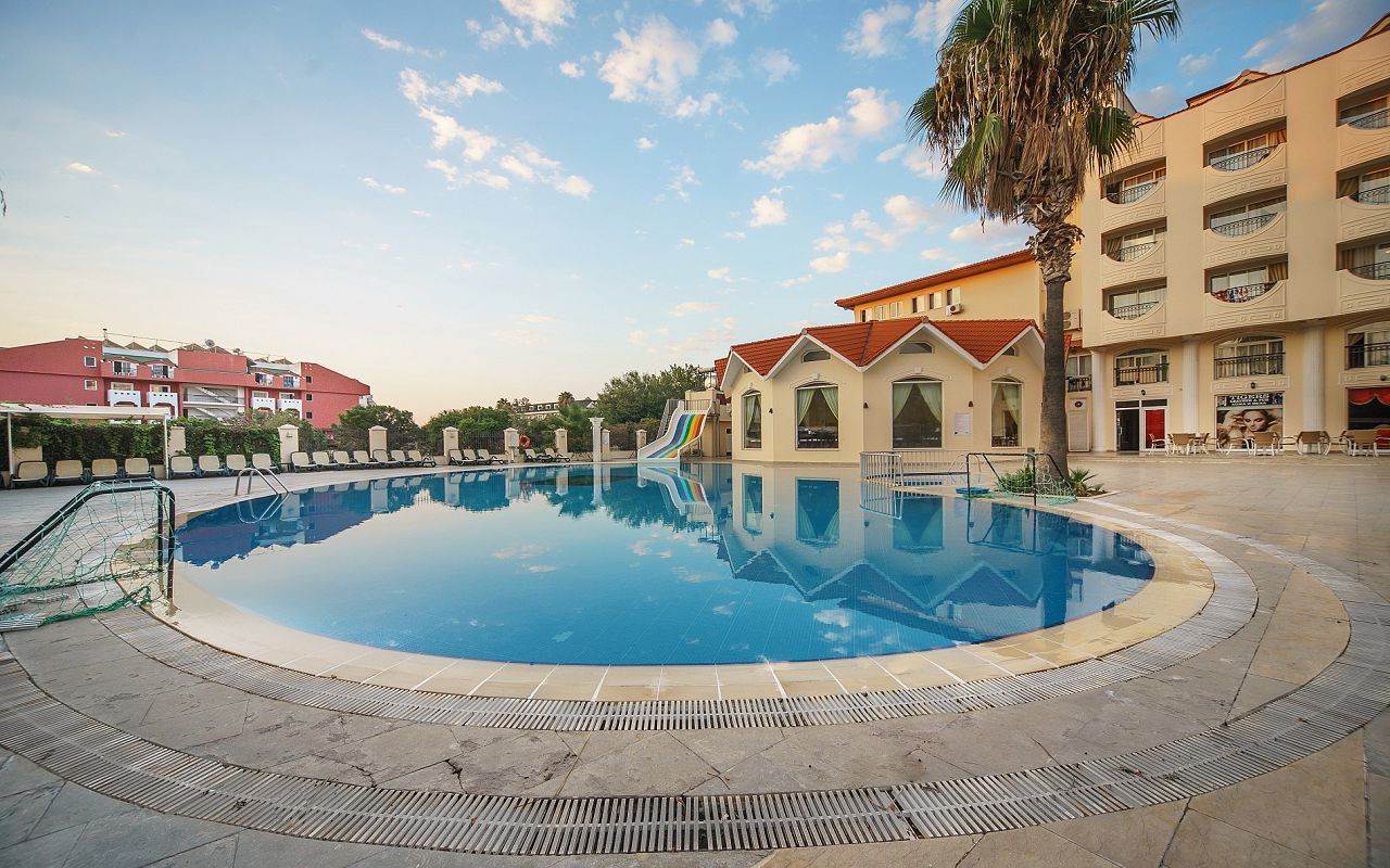 Larissa Inn Hotel 4*