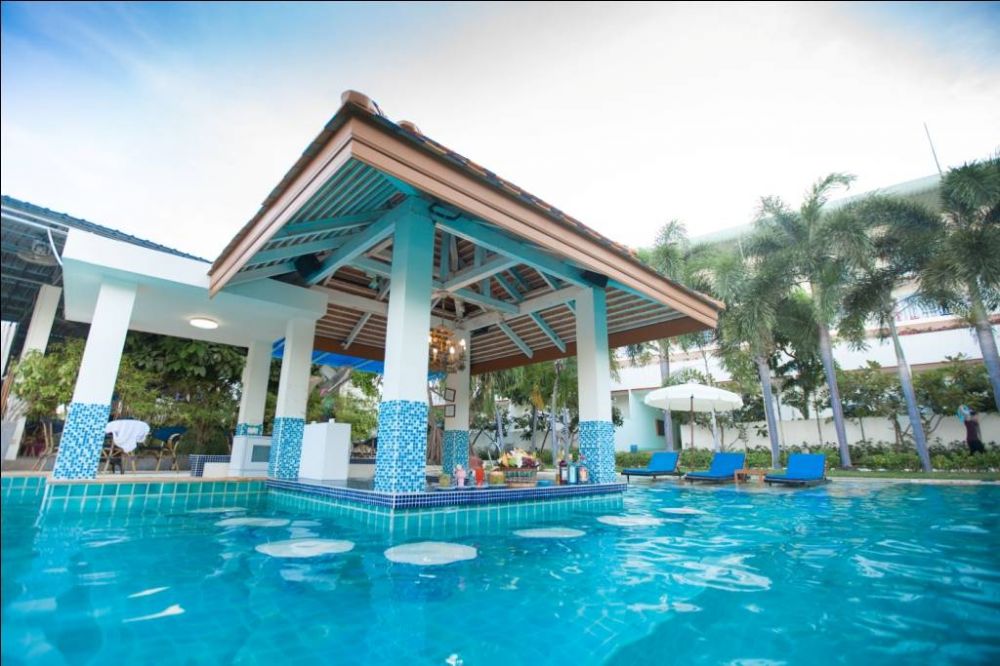 Blue Beach Grand Resort And Spa (ex. Chalong Beach Hotel & Spa) 4*