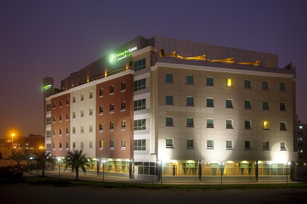 Holiday Inn Express Internet City 2*