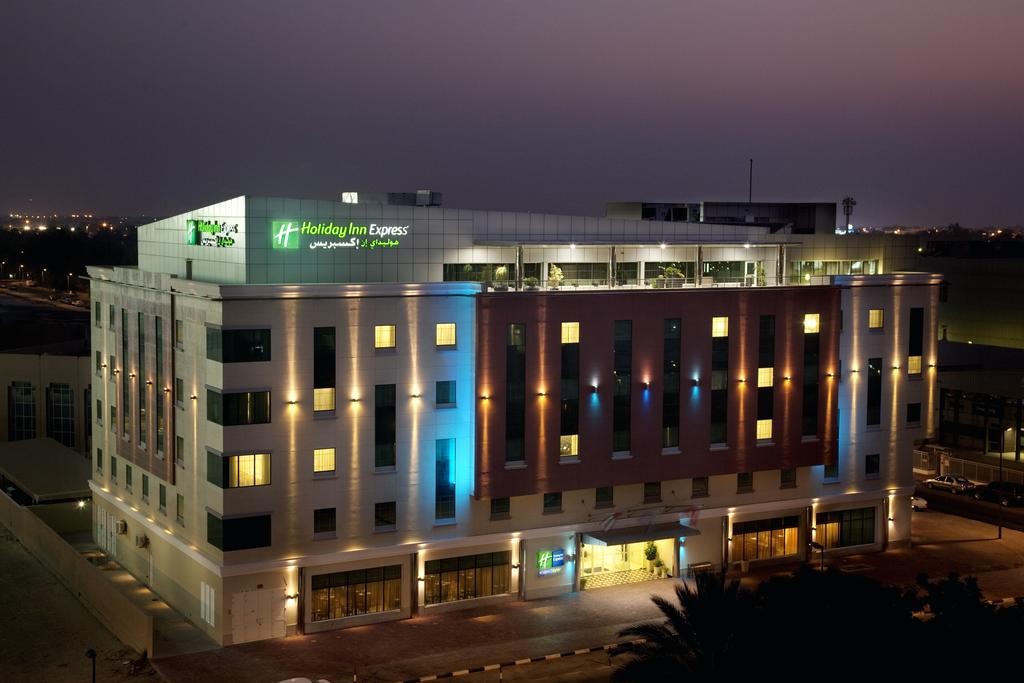 Holiday Inn Express Safa Park 2*