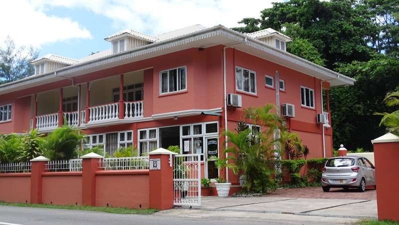 Reef Holiday Apartments 4*