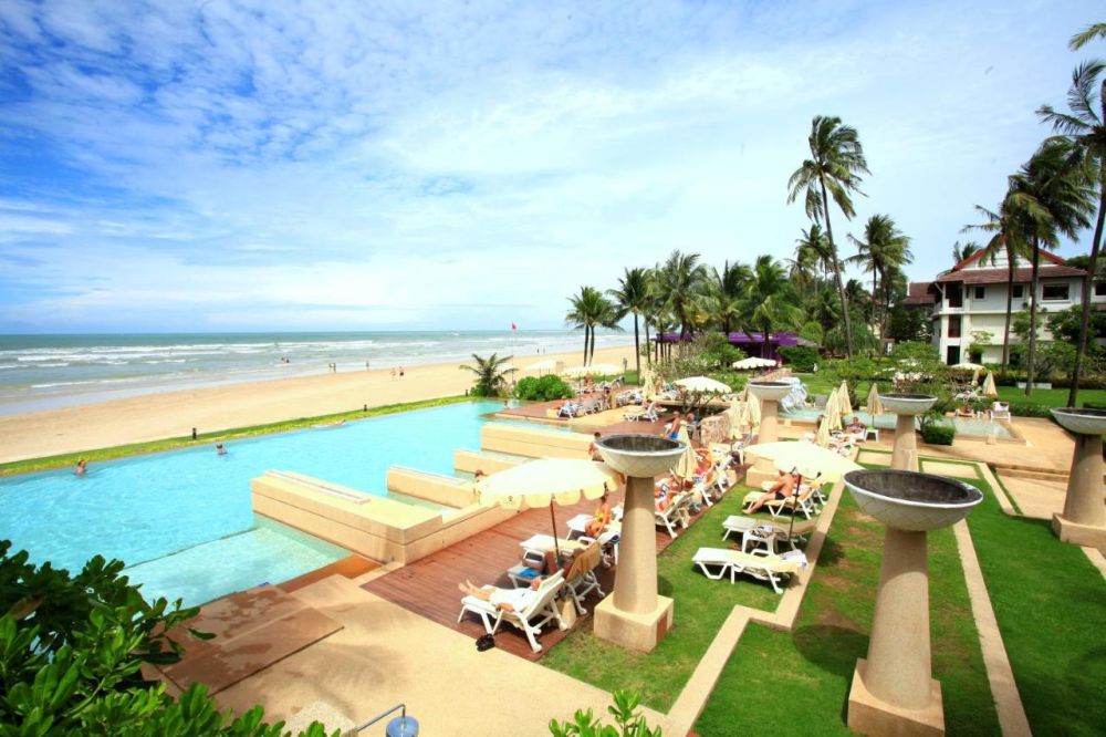 Apsara Beachfront Resort & Villas 4+