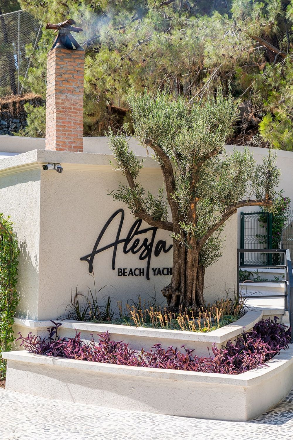 Alesta Yacht Hotel 