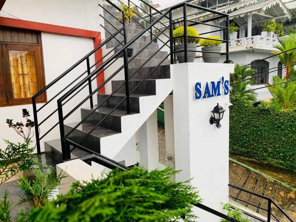 Sam's Guest House 2*