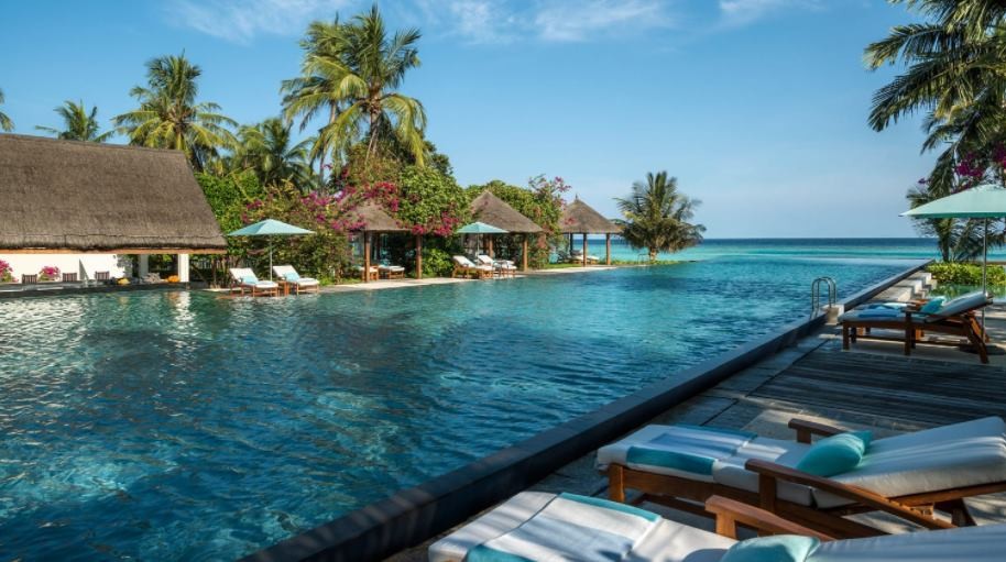 Four Seasons Landaa Giravaru 5*