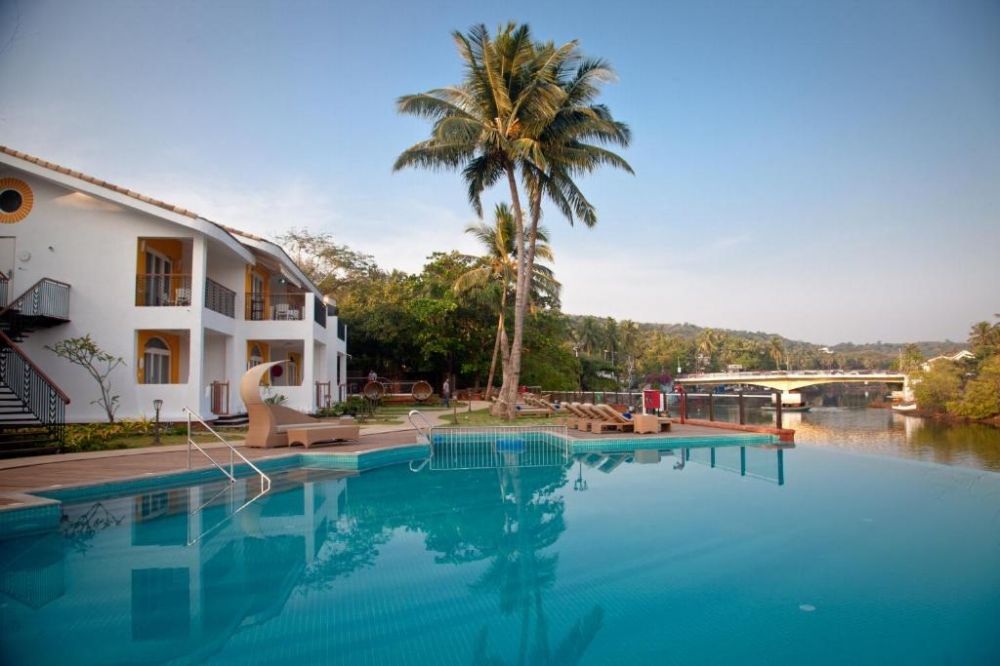 Acron Waterfront Resort 4*