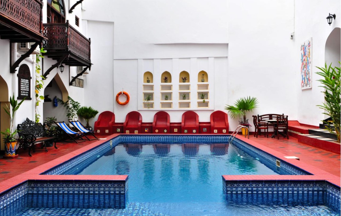 Dhow Palace Hotel 4*