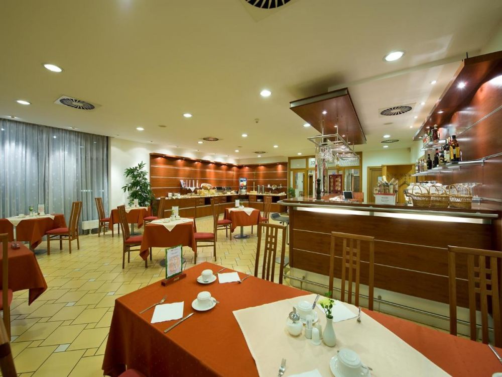 Ramada Airport Prague 4*