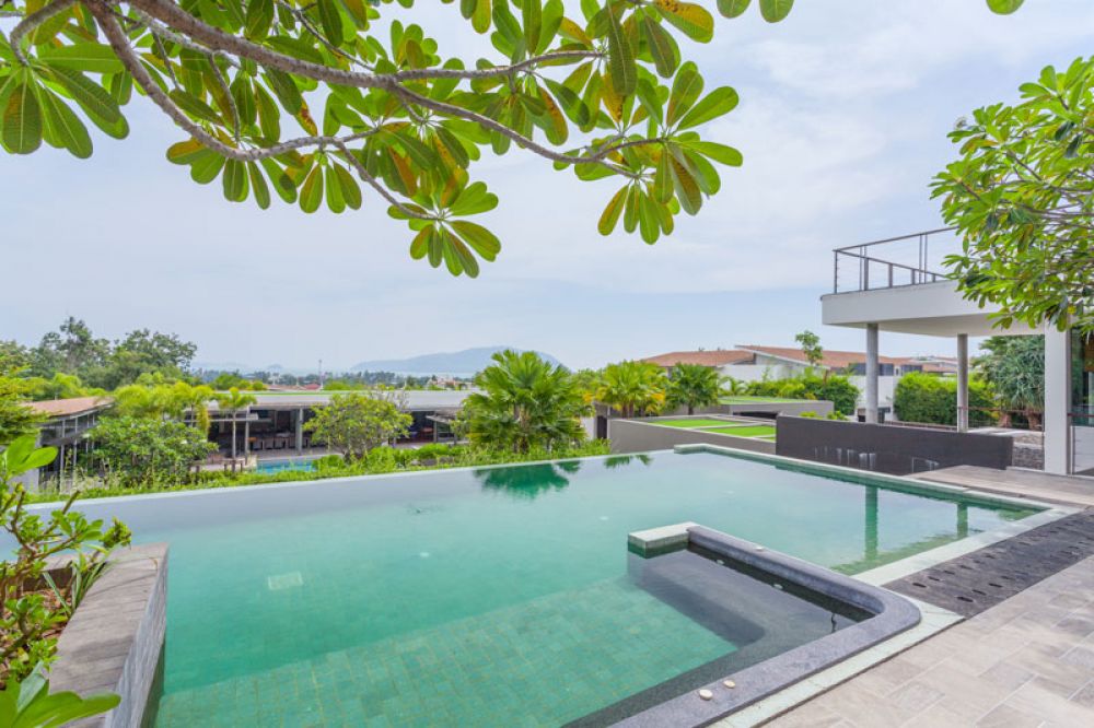 Casabay Luxury Pool Villas 4*