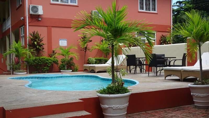 Reef Holiday Apartments 4*