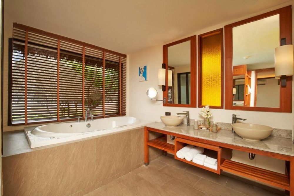 Beachfront Junior Suite, Saii Phi Phi Island Village (ex. Phi Phi Island Village Beach Resort) 4+