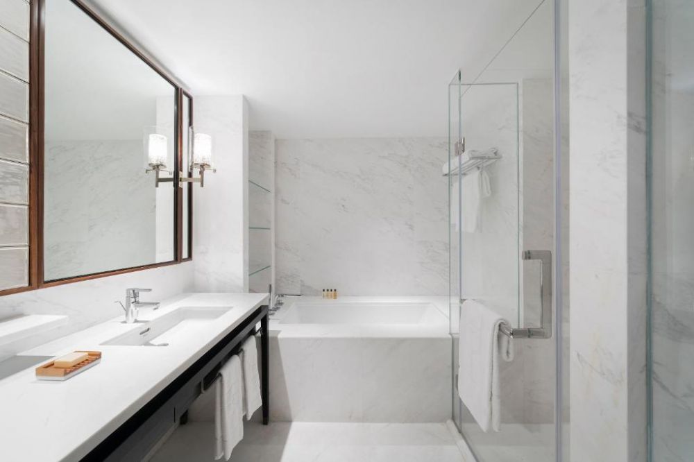 One Bedroom Suite (Tower Wing), Shangri-La Hotel Singapore 5*