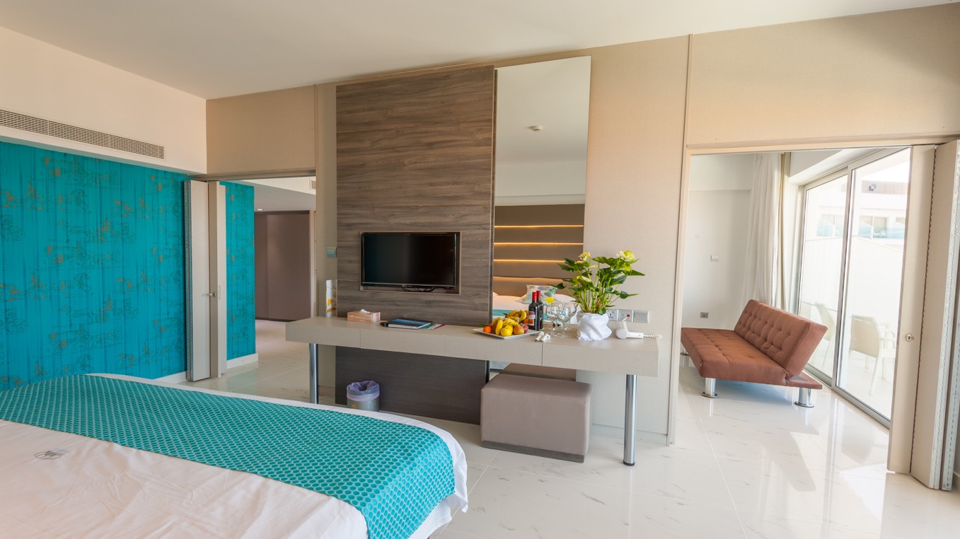 Suite, King Evelthon Beach Hotel and Resort 5*