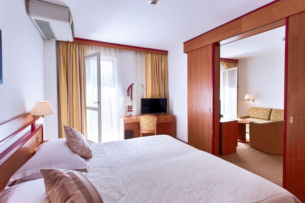 2-Rooms Junior Suite Standard With Balcony, Horizont Hotel 4*