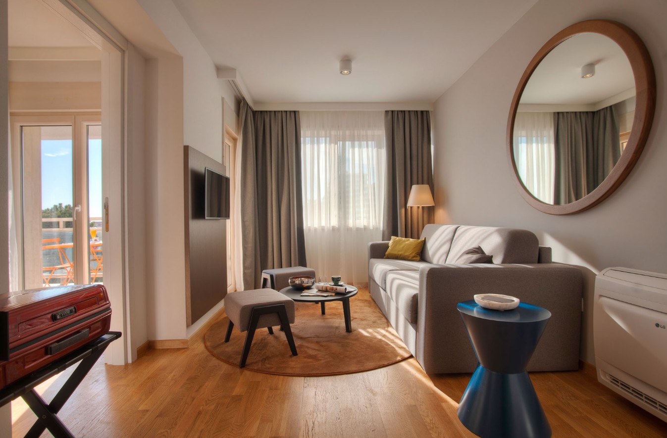 Deluxe, Fontana Budva 4*