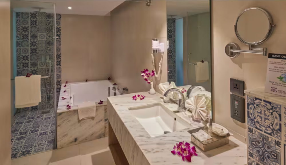 Luxury Suite, Royal Orchid Beach Resort & SPA 5*