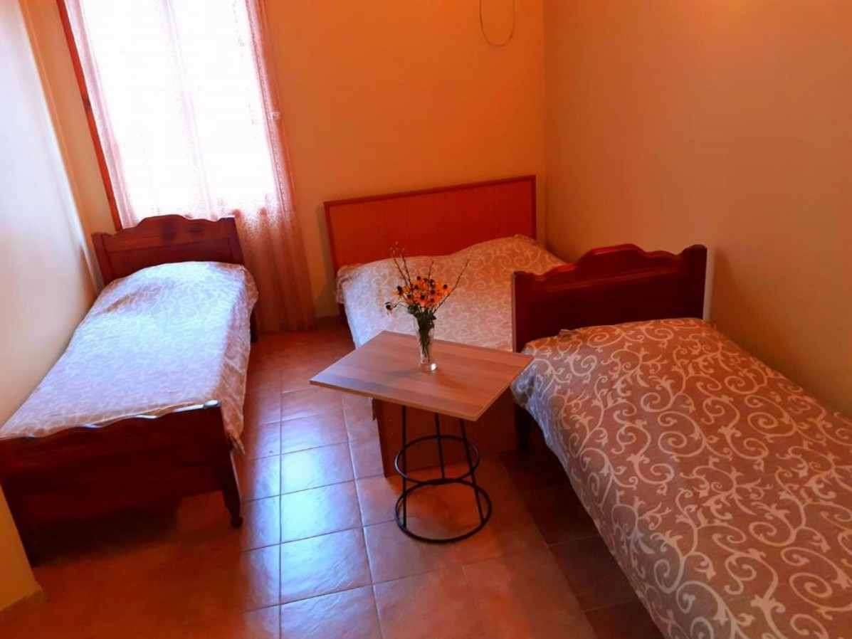 Quadriple Room, Temkri 3*