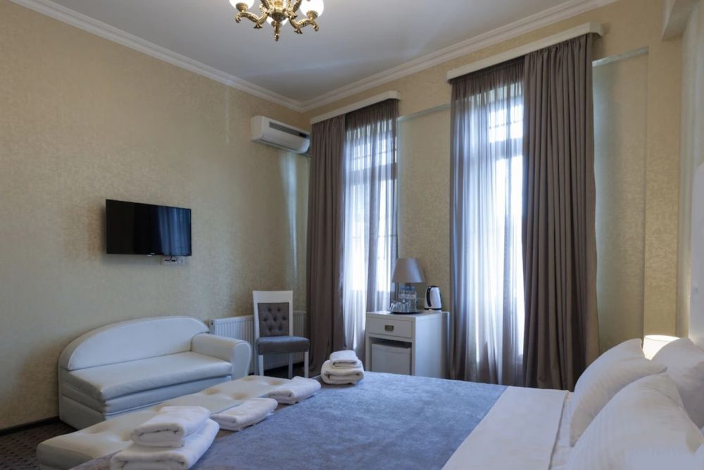 Standard/ Standard CV, Piazza Tbilisi 3*