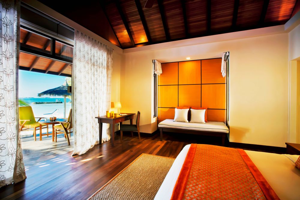 Beachfront Deluxe Bungalow, Kurumba Maldives 5*