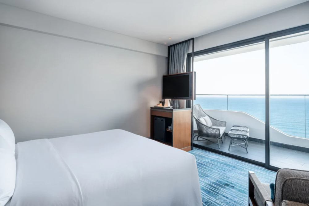 Deluxe Corner Room Ocean View with Balcony, Hilton Garden Inn Da Nang 4*