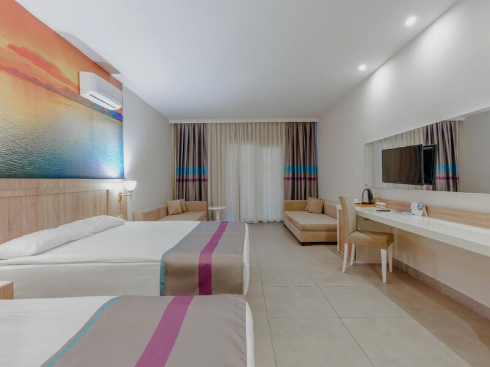 Family Room, Dream World Aqua 5*