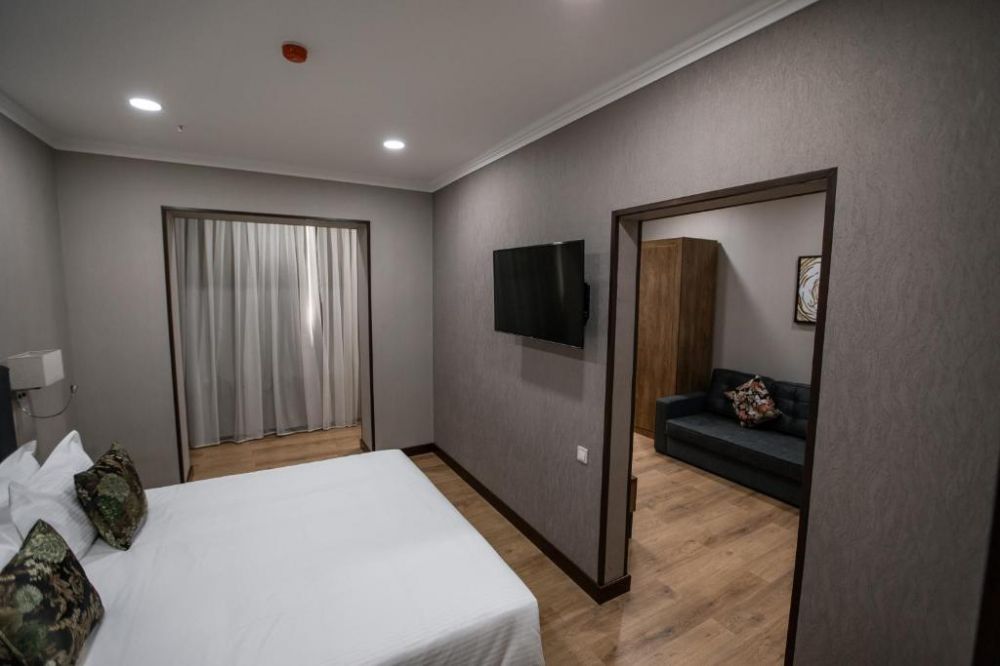 Suite, Krokus Plaza 3*