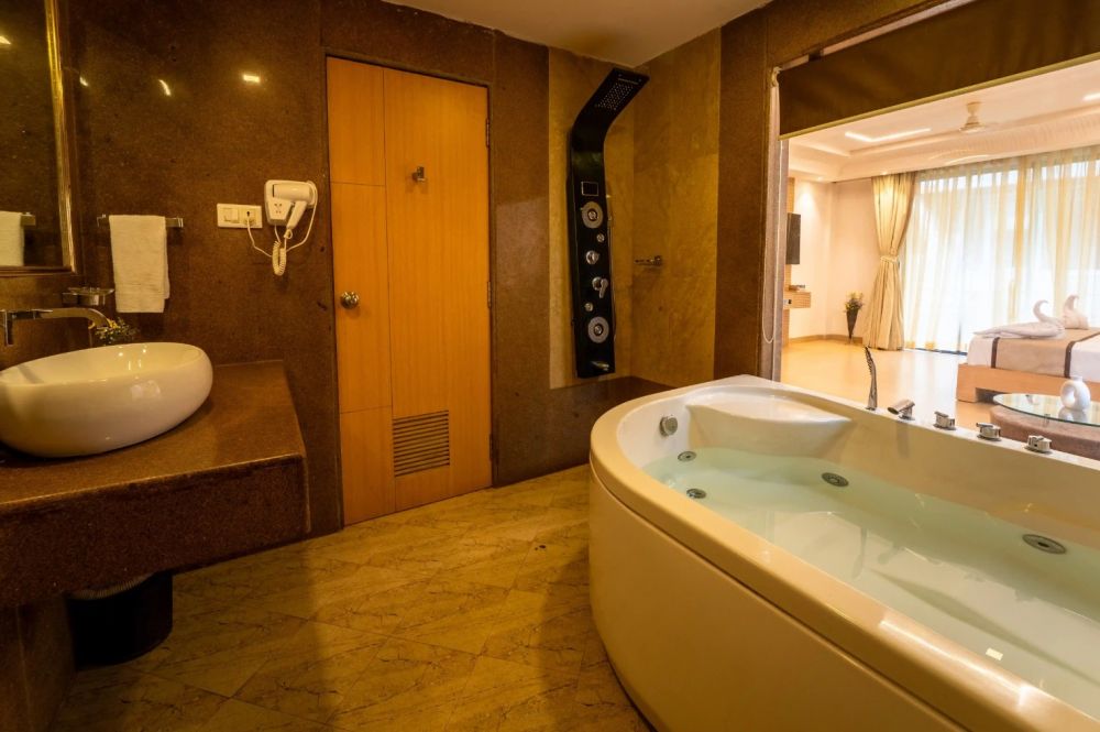 Luxury Couple with jacuzzi bathtub, Grandeur De Sanchi 4*