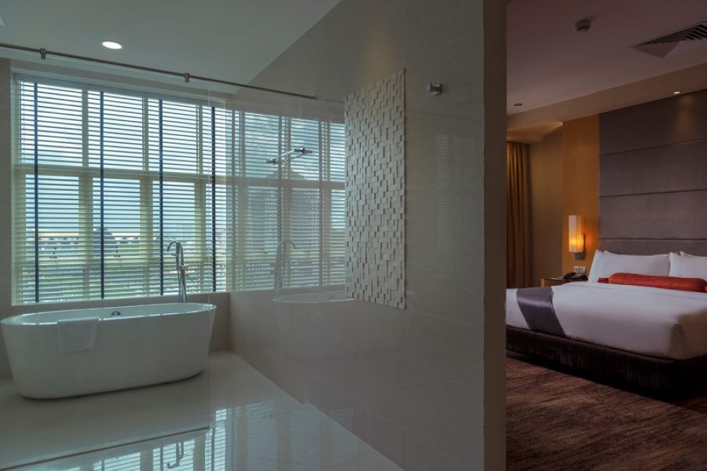 Premier King Suite (City View), The Waterfront Hotel Kuching 3*