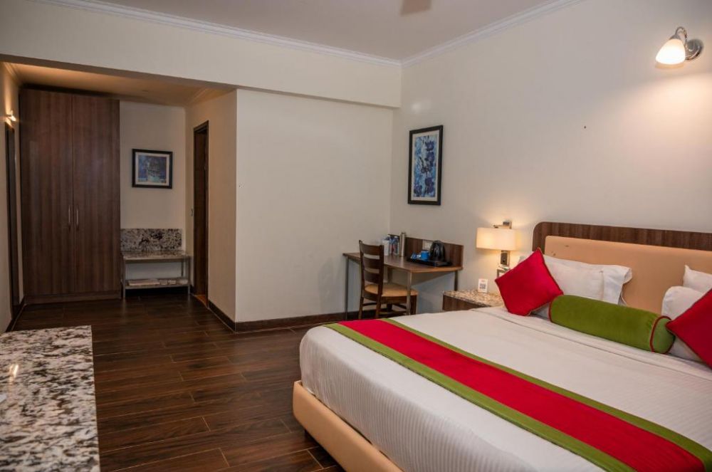 Deluxe AC, Meraden La Oasis 4*