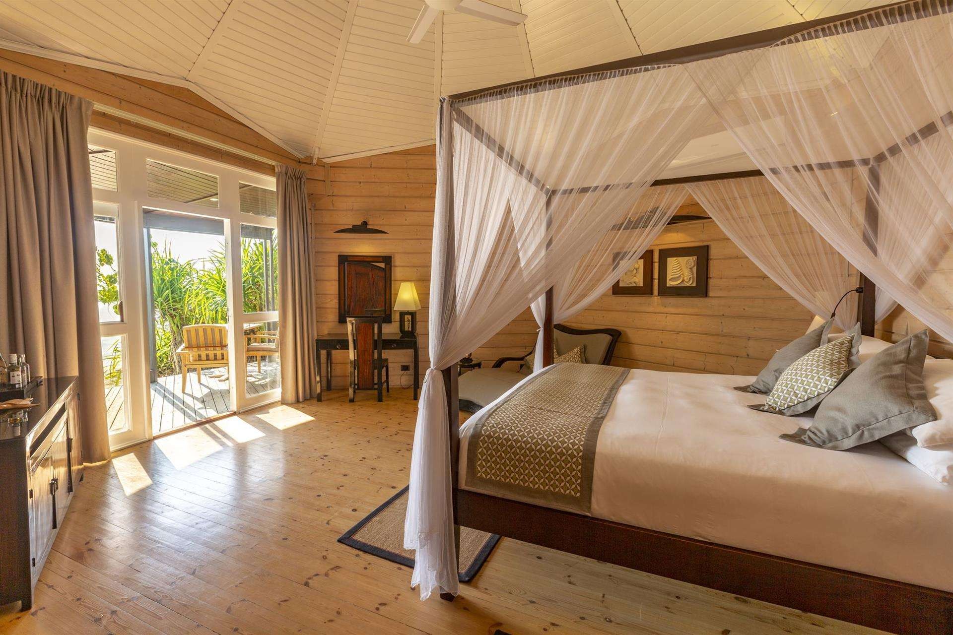 Jacuzzi Beach Villa, Komandoo Island Resort 4*