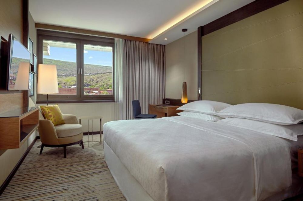 Deluxe, Sheraton Grand Tbilisi Metekhi 5*