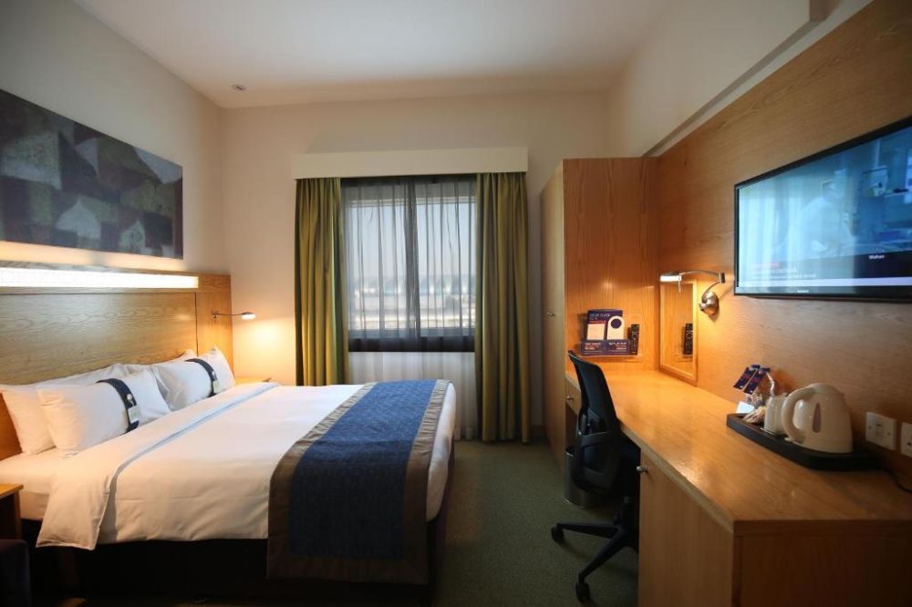 Standard, Holiday Inn Express Dubai Airport 2*