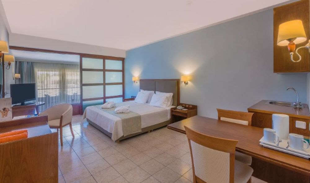 Junior Suite Plus Sliding Partition, Kipriotis Maris Suites 5*