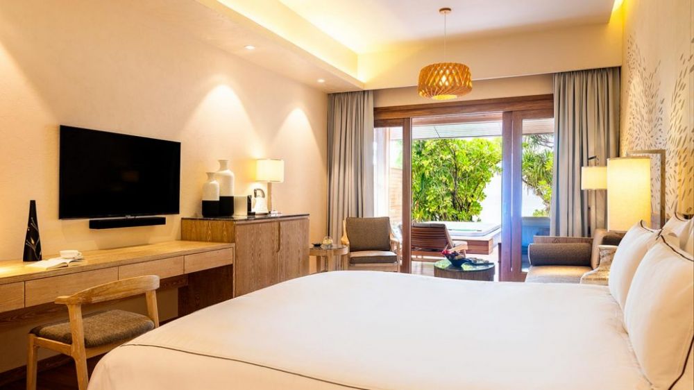 Beach Suite with Jacuzzi, Lily Beach Resort Maldives 5*