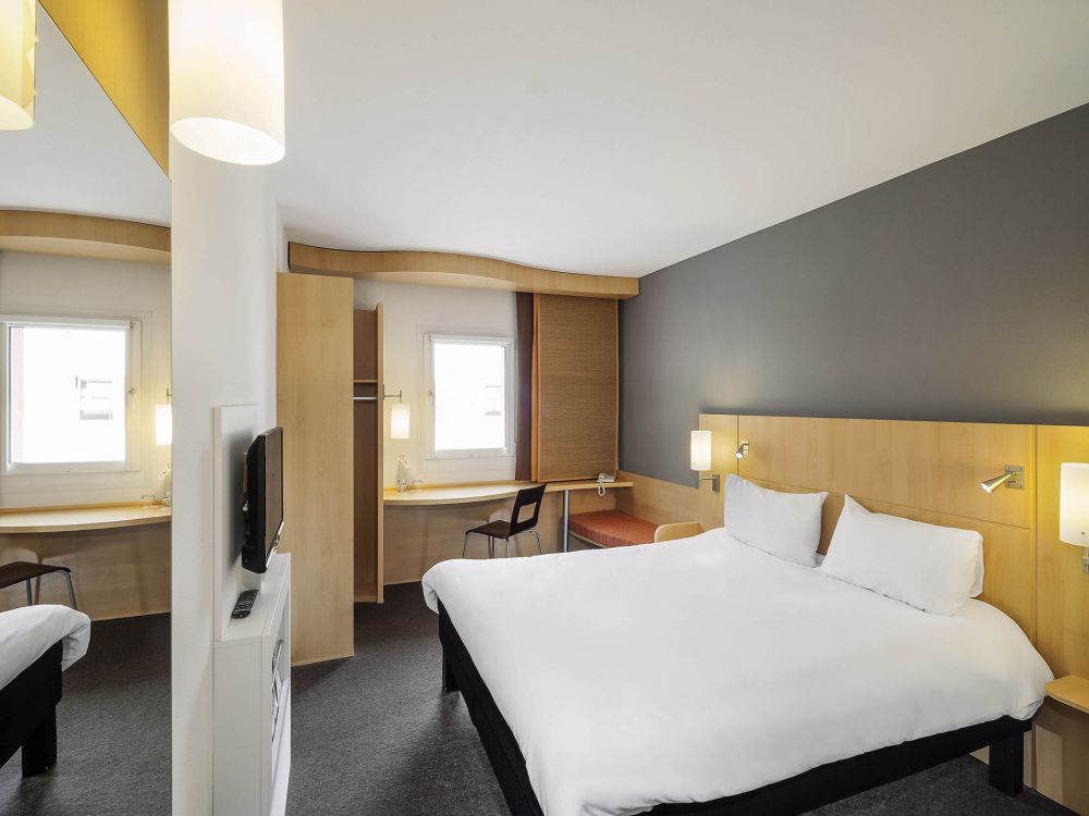 Double Standard, Ibis Praha Old Town 3*