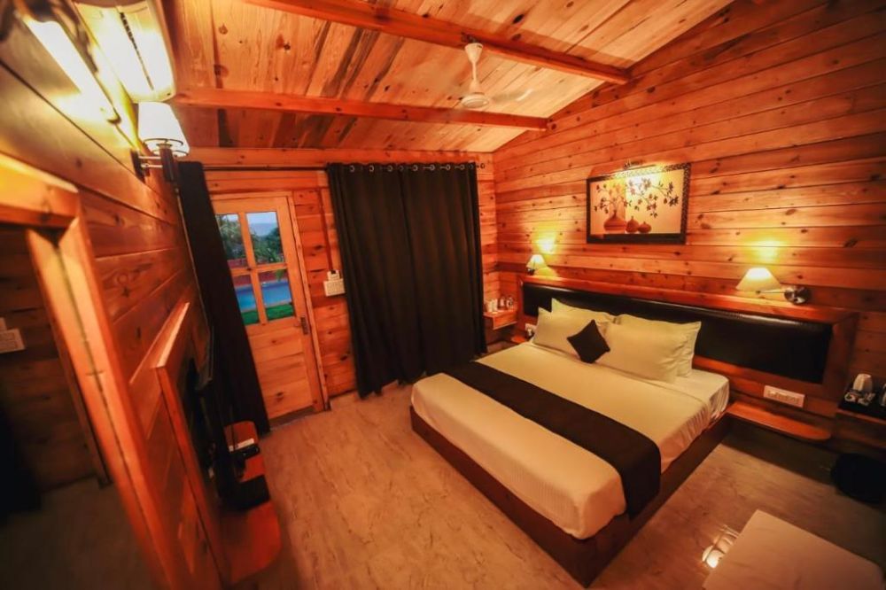 Luxury Wooden Cottage, Grand Vatika Resort 4*