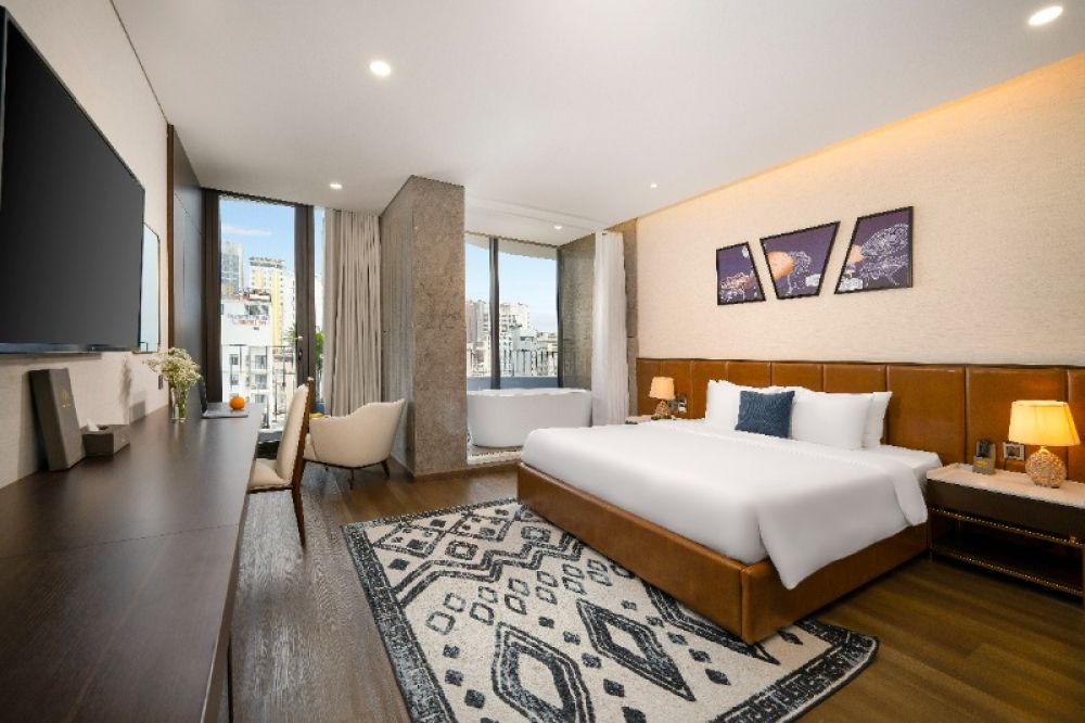 Deluxe Double with Bathtub & Balcony, Golden Lotus Grand Hotel 4*
