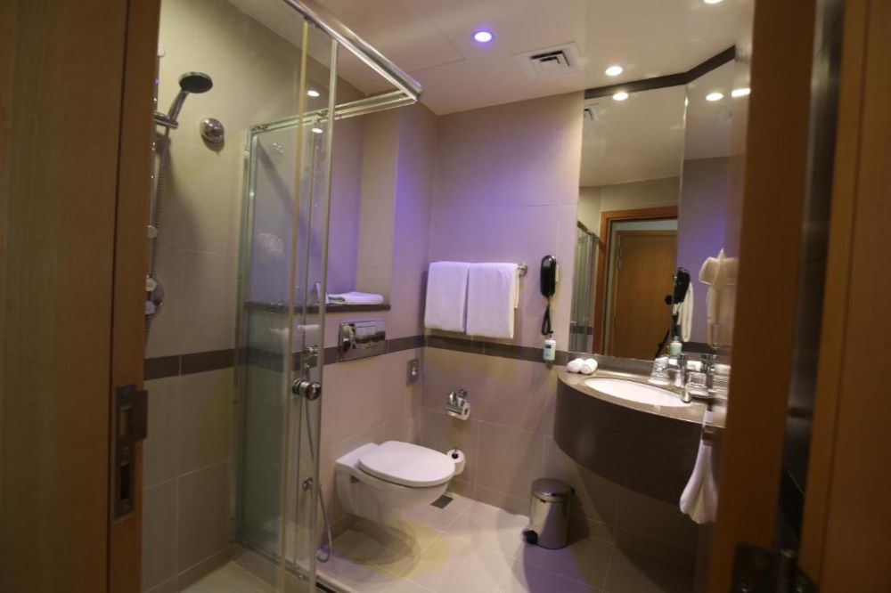 Standard, Holiday Inn Express Dubai Airport 2*