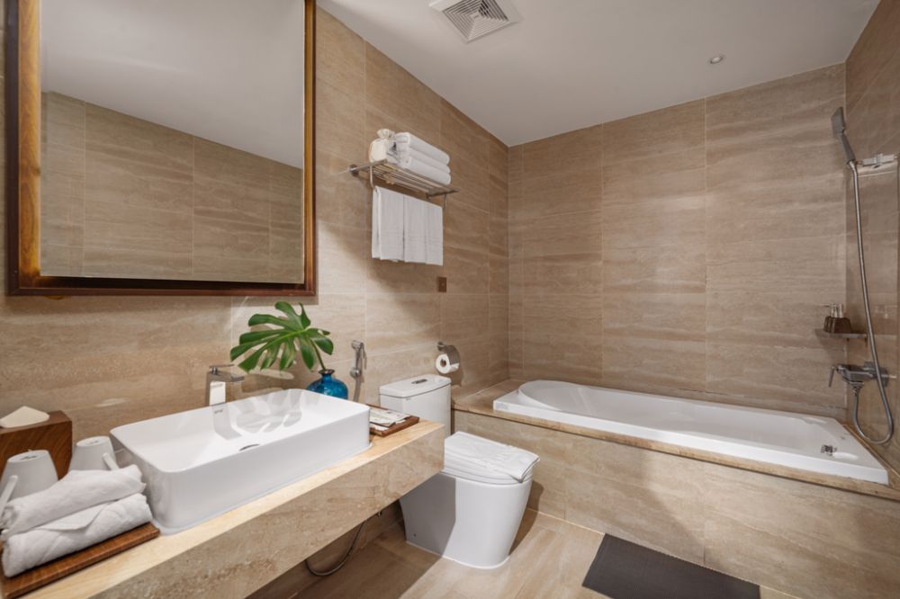 Grand Beach Front Triple, Canvas Danang Beach Hotel 4*